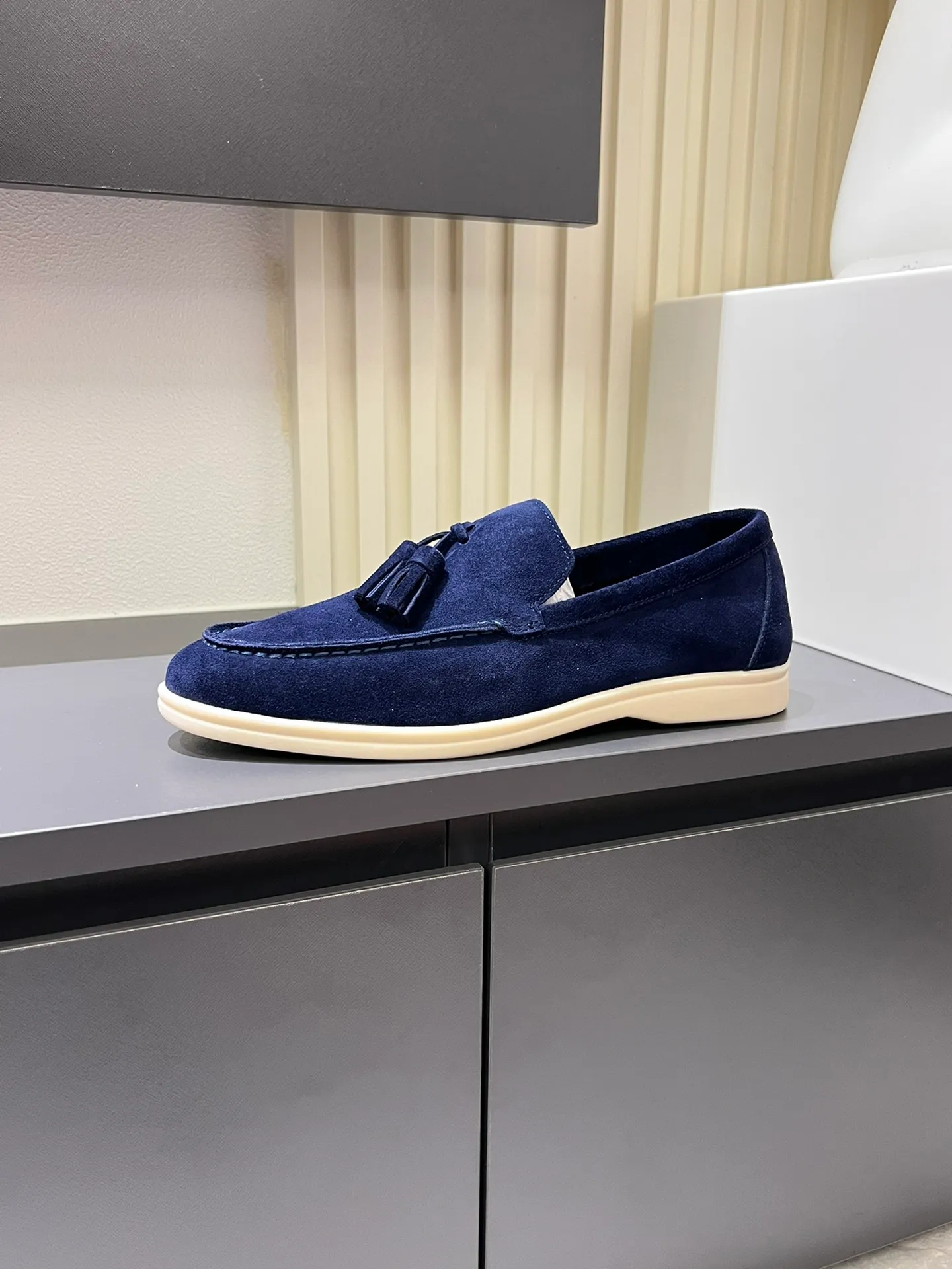 Men's shoes 💰p360 "Loro men's shoes 💰pian'*" Classic L men's shoes for couples 💰p Top version British flat loafers, a must-have item in old money style, the minimalist design is eye-catching and durable, a plus point for dressing The soft foot feel and texture are outstanding. They don’t scratch your feet and are very nice. They are matched with soft and waxy soles. They can be worn daily for a long time without getting tired. They are easy to wear, versatile and classic items, with perfect foot feel and texture! Imported cashmere fabric, the lining is made of imported A-grade water-dyed cow lining, the top version of the genuine leather midsole is sewn with pure handmade mark thread! Size: Female 35-40 (34. Customized) Male 38-44 (45.46. Customized)